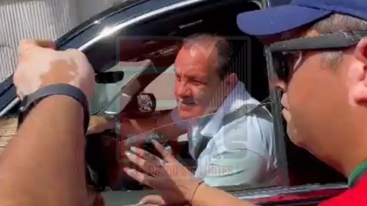 Privilegiados del Bienestar: Cuauhtémoc Blanco entró al Estadio Banorte en Cadillac de lujo mientras la gente caminó hasta un kilómetro