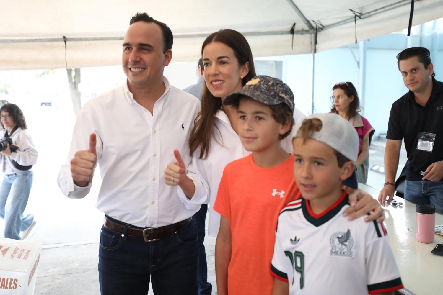Elecciones Coahuila 2026: Manolo Jiménez emite su voto y reporta una jornada tranquila y en paz