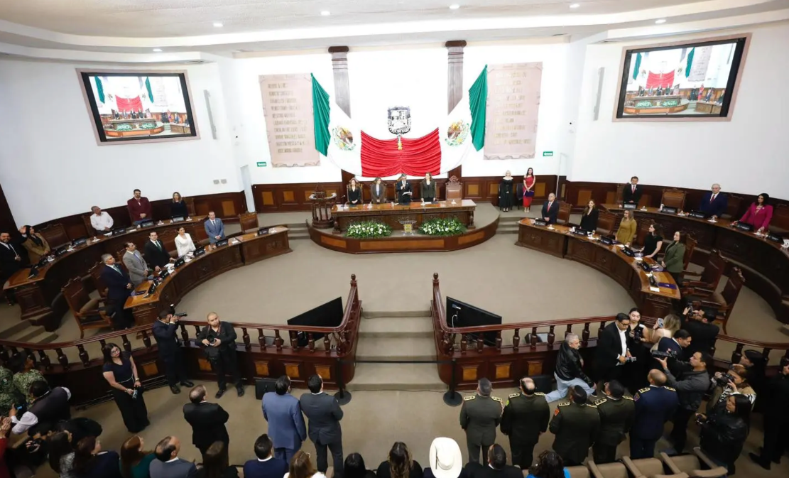 Suspenden al diputado Tony Flores por faltista; hay tensión en el Congreso de Coahuila tras toma de protesta de su suplente