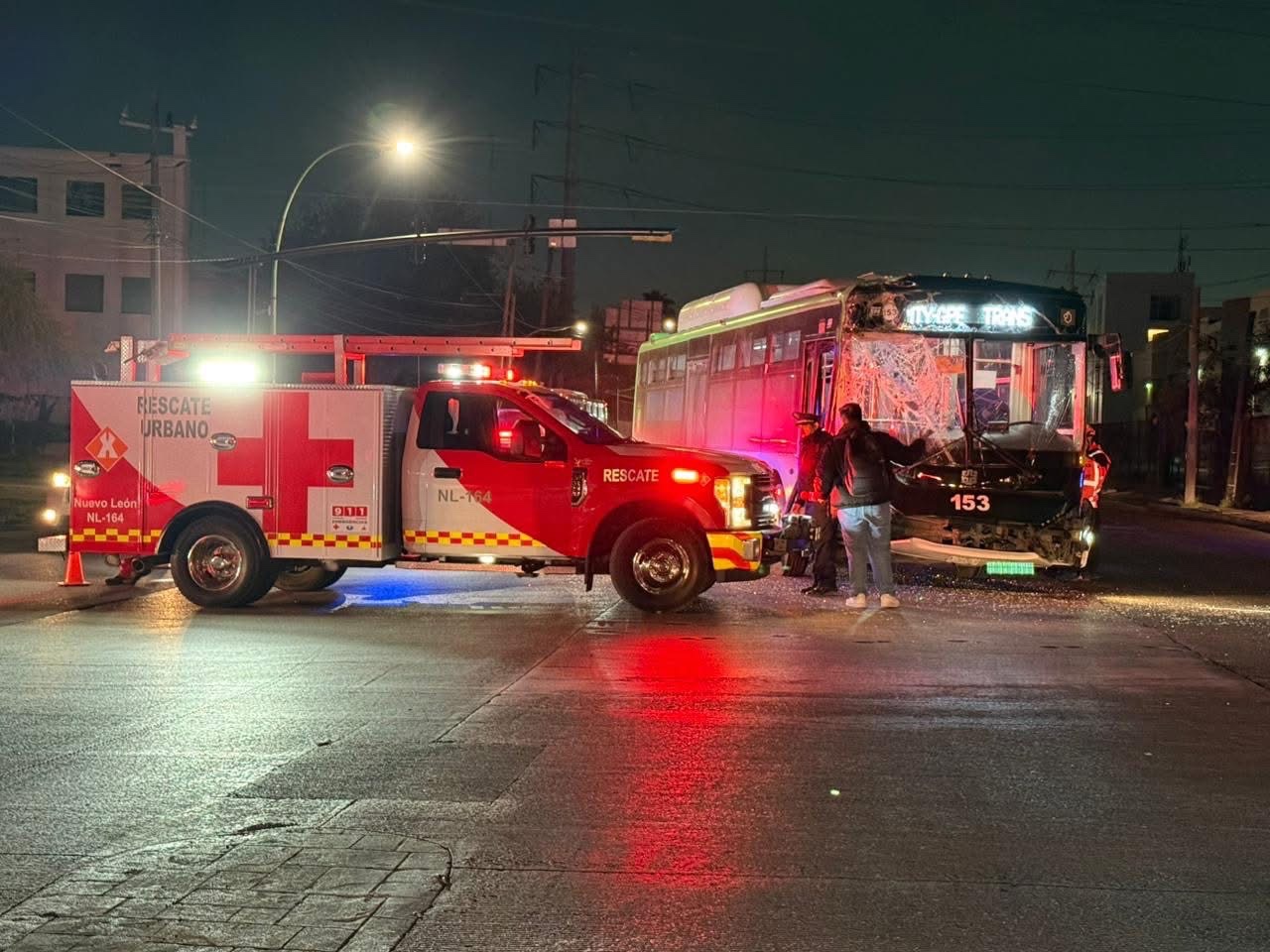 Accidente en Guadalupe: Choque entre Ecovía y Camión de Personal Deja Seis Lesionados