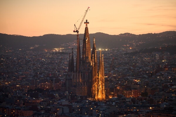 El papa León XIV bendice la Torre de Jesús en la Sagrada Familia y lanza un enérgico mensaje contra la guerra
