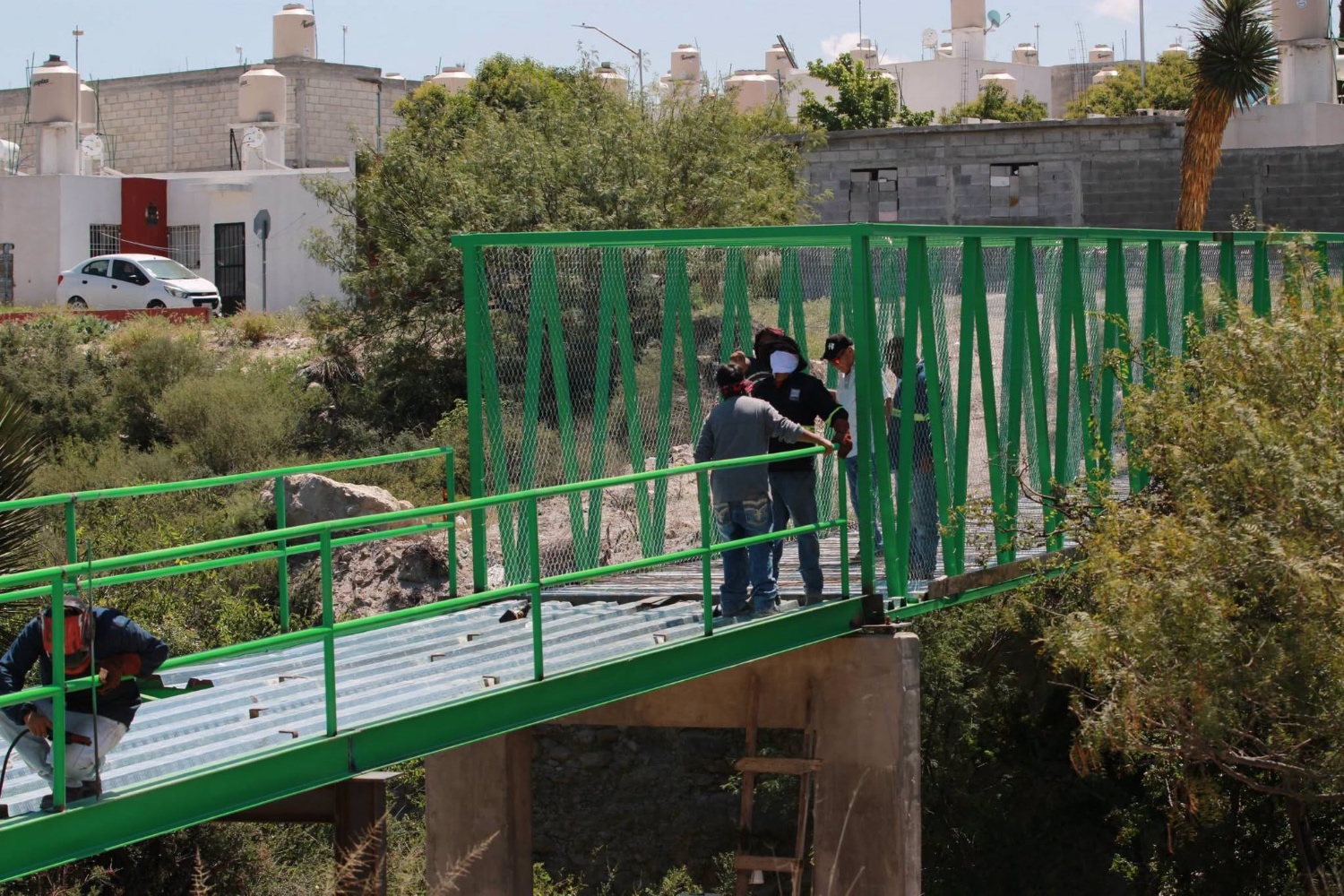 Javier Díaz supervisa avance del puente peatonal en Hacienda Narro y brigadas de mantenimiento urbano 