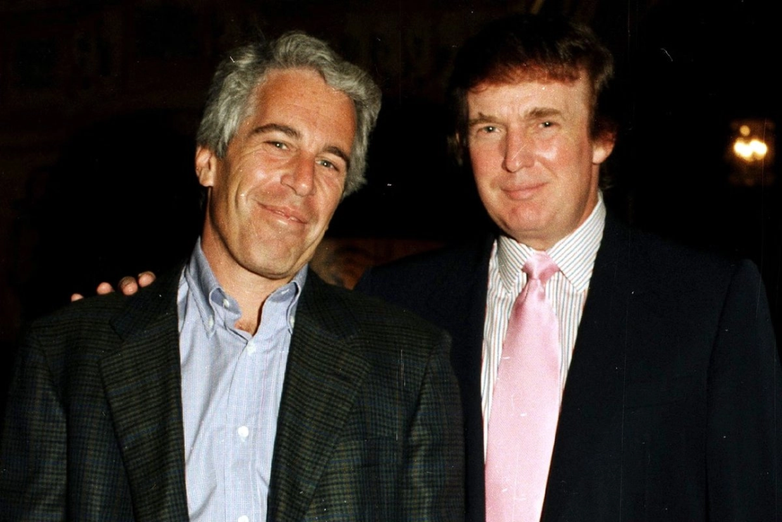 Emails de Epstein reviven acusaciones: Trump “pasó horas” con una víctima en su mansión, según documentos desclasificados