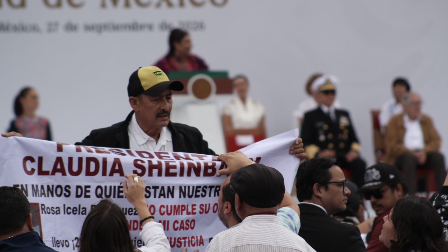  Funcionarios de Morena retiran a manifestante durante el informe de Sheinbaum en el Zócalo; denunciaba caso de negligencia médica